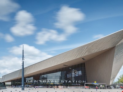 En bild på en byggnad med avancerad arkitektur, motsvarande en konsthall.