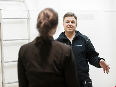 Två tekniker står och diskuterar. 