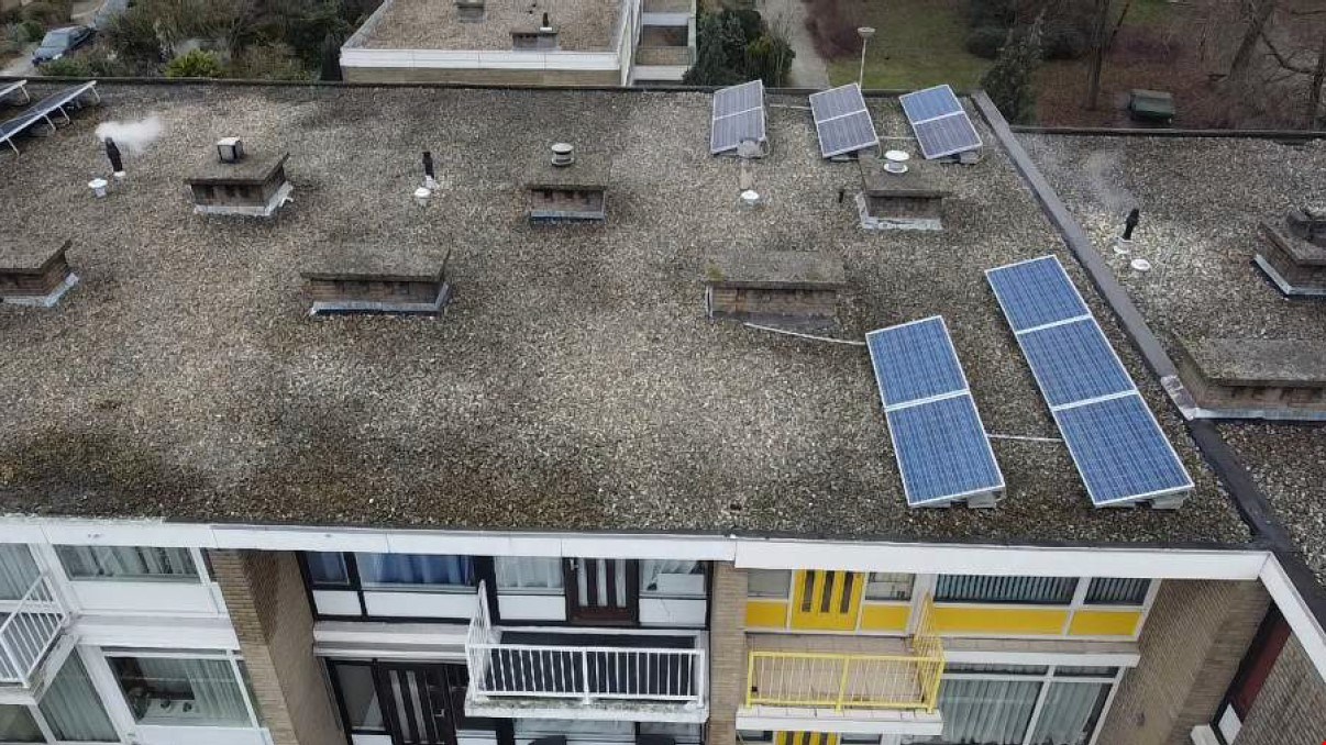 Drone inspectie helpt bouwkundig lek op dak appartementsgebouw makkelijk vinden.